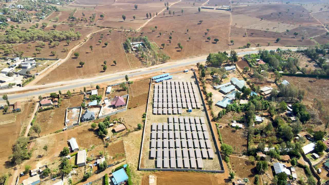 abajo de la granja de paneles solares en el áfrica rural- sdg energía renovable verde- granja fotovoltaica de células de paneles solares