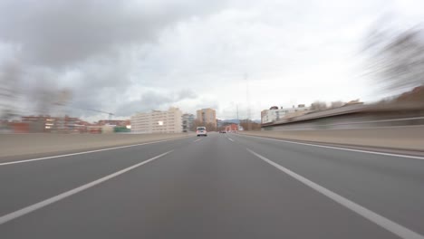 conduciendo un automóvil en la autopista de barcelona en españa, cámara rápida montada en la parte delantera c32 ronda de dalt