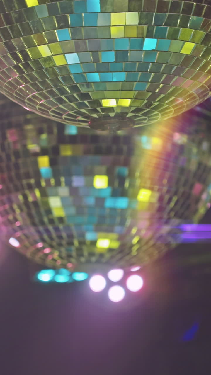 Una vibrante palla da discoteca che riflette le luci colorate della festa