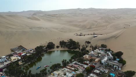 Aldea-Y-Laguna-De-Huacachina-En-El-Oasis-Del-Desierto-En-Perú---Antena