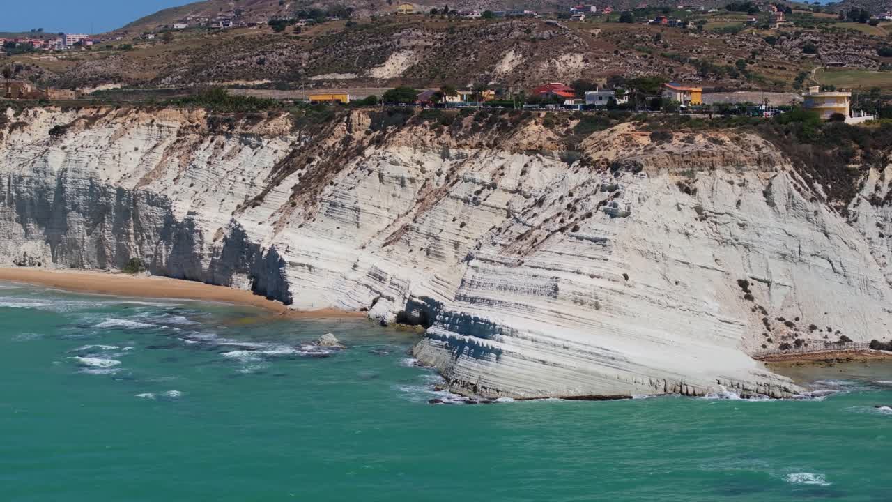 il ritiro aereo rivela la scala dei turchi, famosa scogliera rocciosa sulla costa della sicilia.