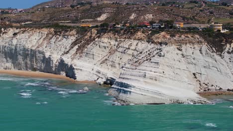 el retroceso aéreo revela la escalera de los turcos - famoso acantilado rocoso en la costa de sicilia