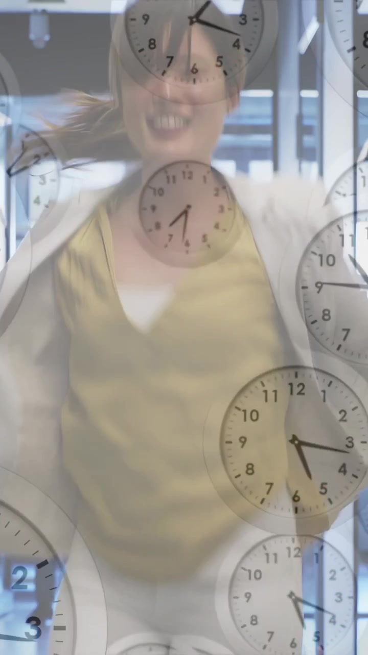 Video vertical: Mujer caminando por un pasillo revisando una tableta y una superposición de reloj digital animado celebrando una victoria empresarial.