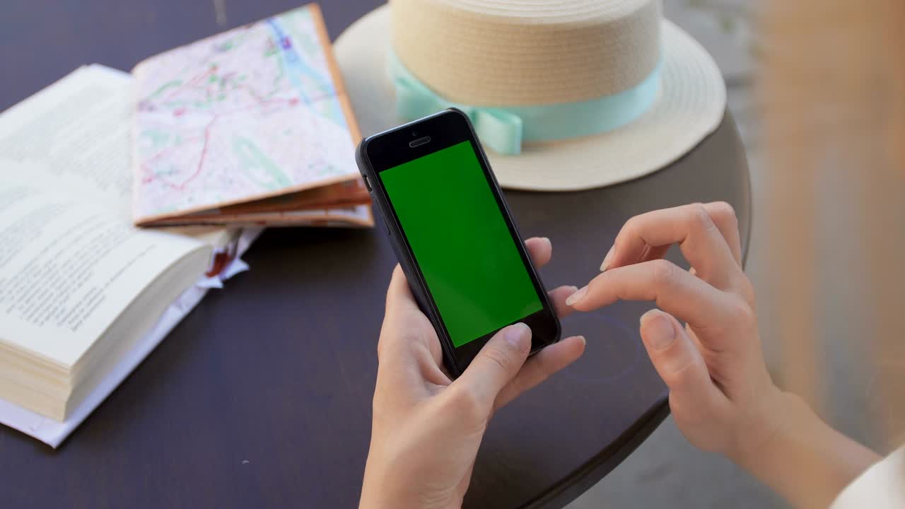 mujer usando teléfono inteligente en el café