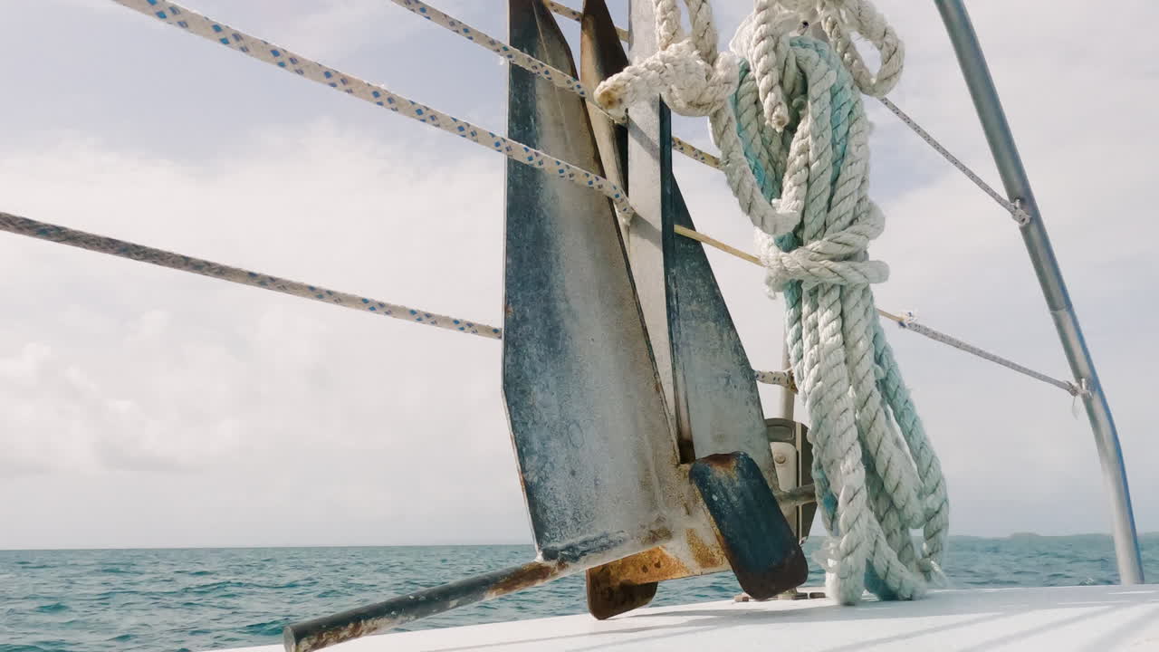primer plano del ancla danforth en la cubierta del velero, vela, portátil, día