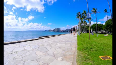 Man-running-on-the-promenade-at-the-seaside-4k