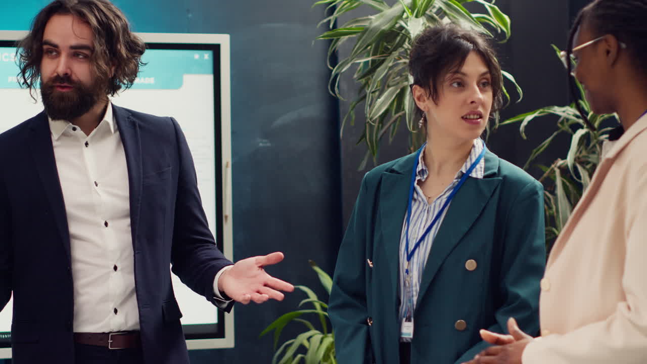 un equipo de empleados de startup se reúne para una sesión informativa en la sala de juntas.