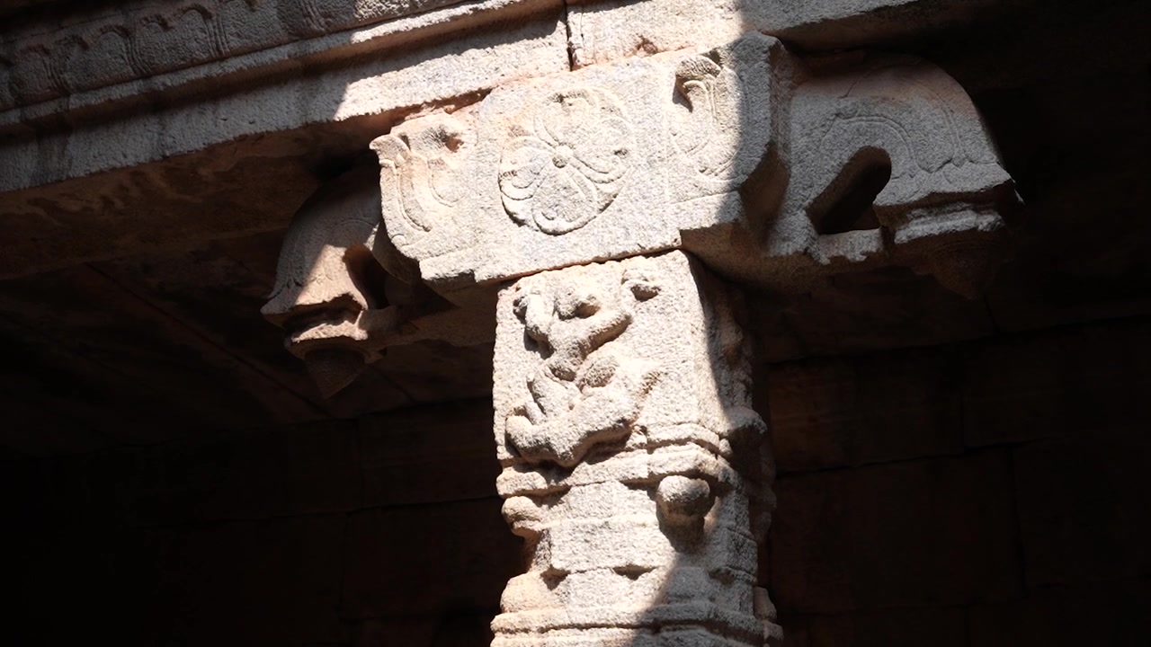 Luce solare in un antico padiglione a colonne, Hampi, Karnataka, India.