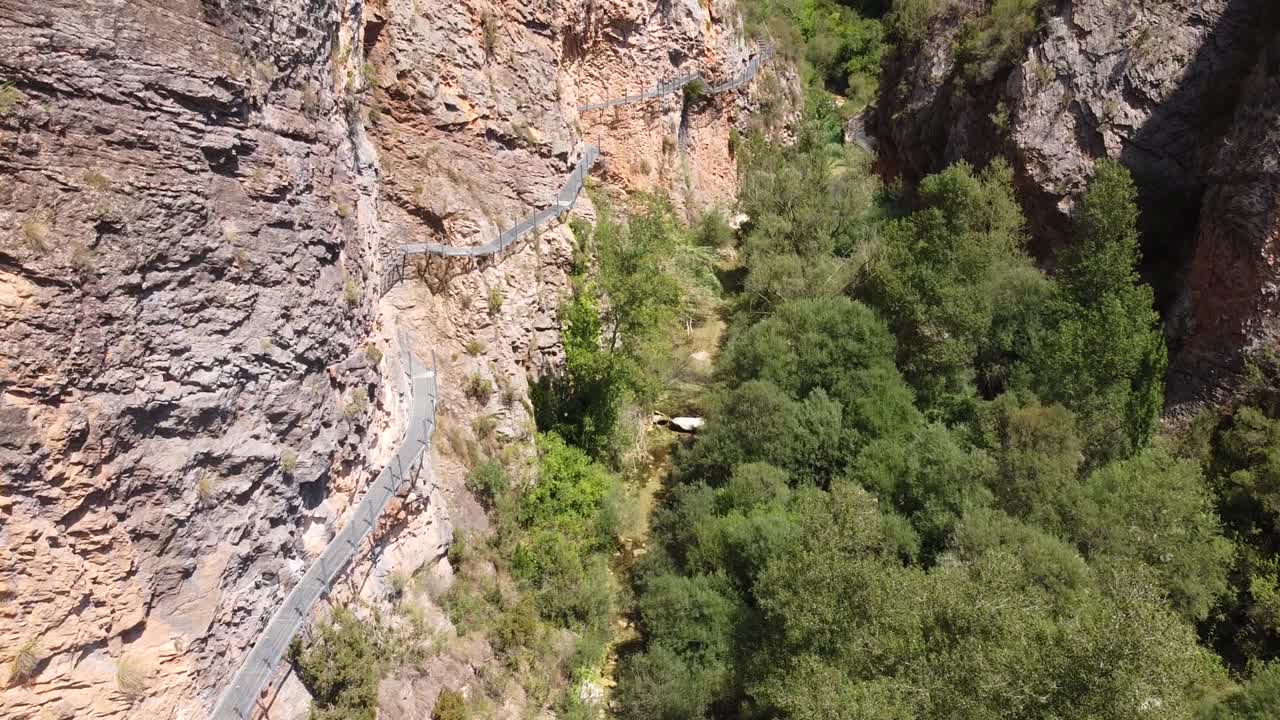 alquezar en huesca, aragón, españa – vista aérea de drones del puente peatonal pasarelas del vero a través del cañón