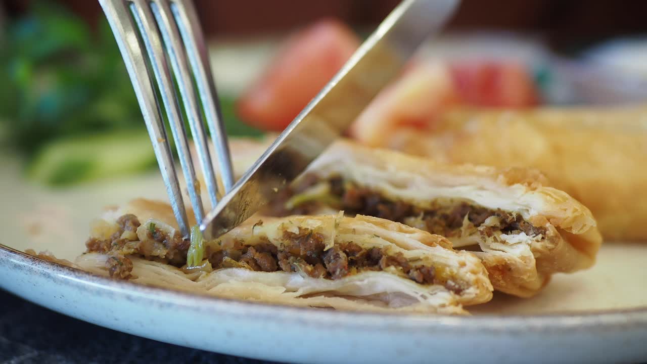 Mangiare un pasticcino ripieno