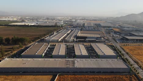 Toma-Aérea-De-Almacenes-En-Zona-Industrial