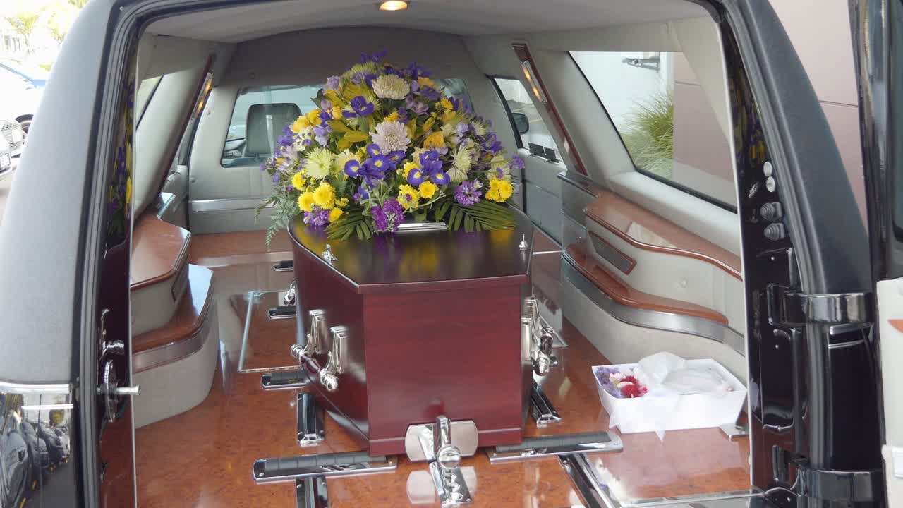 영구차나 예배당에 있는 장례식 관의 클로즈업 샷 또는 묘지의 매장