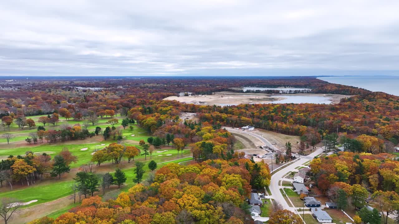 un campo de golf ubicado a lo largo de la costa del lago michigan