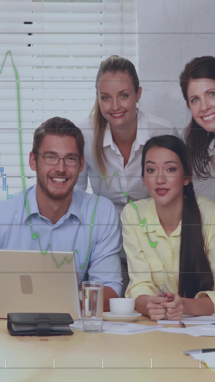 Equipe de cinco pessoas de camisa reunida no escritório revisando documentos em laptop, visualizando gráficos financeiros.