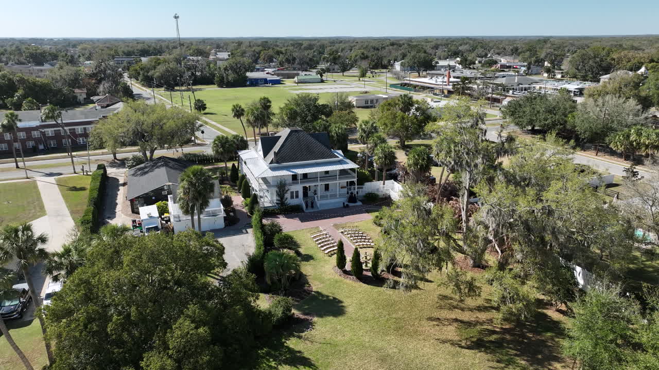 Une perspective de drone élevée révèle le domaine Palm Mansion, entouré d'une verdure luxuriante et d'une campagne ouverte à Umatilla, Floride