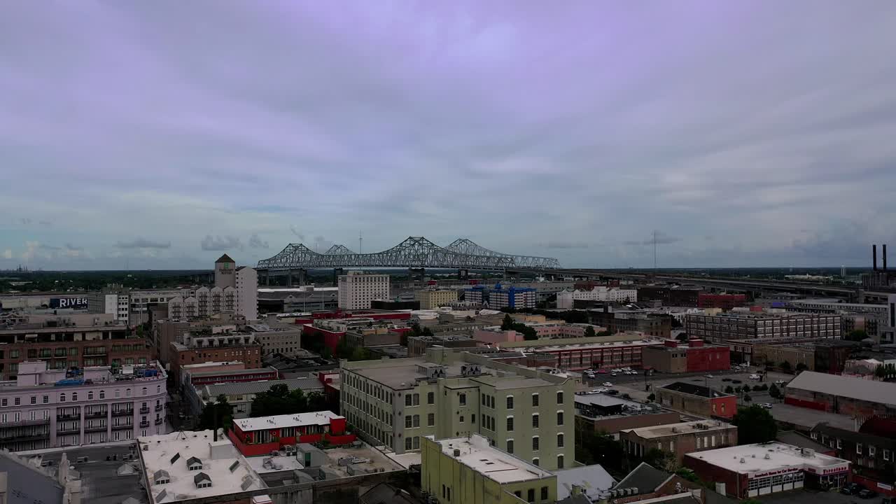 뉴 올리언스 루이지애나의 미시시피 강 다리의 공중 비디오