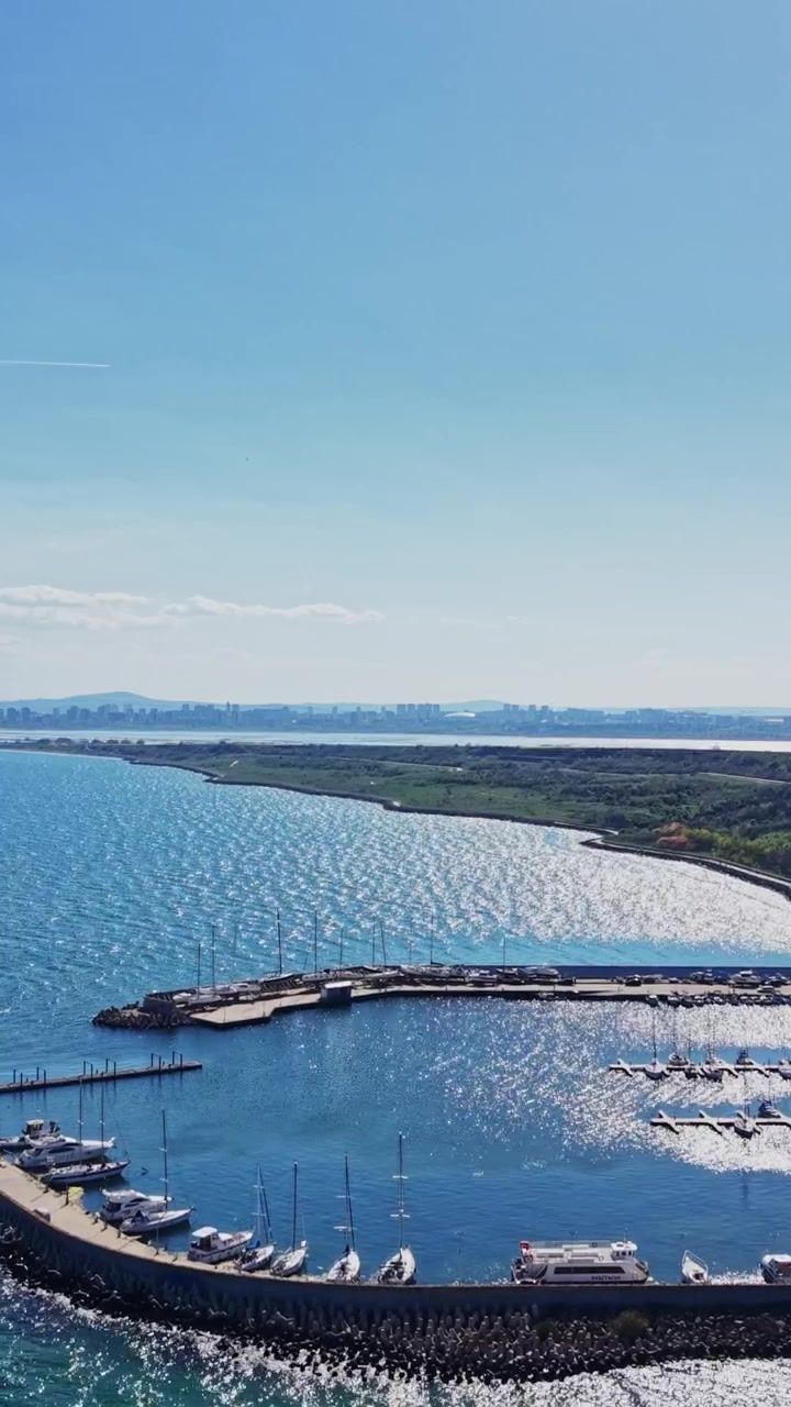 Vista del porto e della costa in una giornata di sole, vicino all'acqua