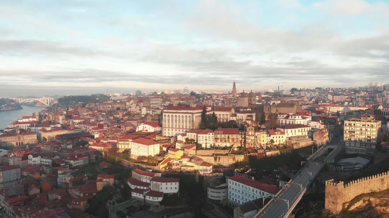 Vista aerea della città di Porto e del ponte Dom Luís I durante l'alba e il tramonto