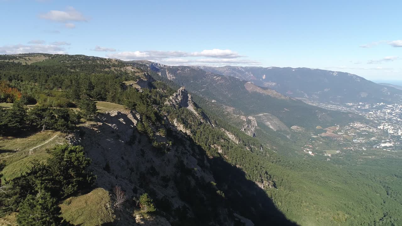 숲과 계곡이 있는 산악 풍경
