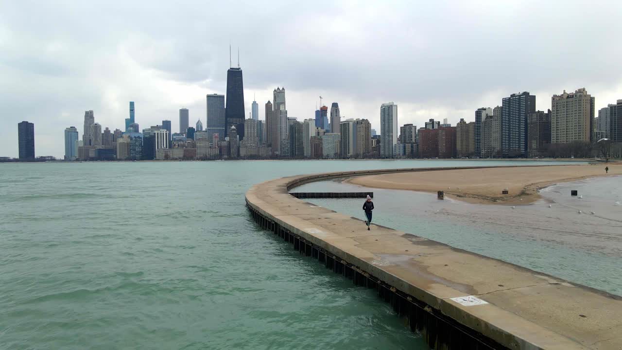 시카고 공중 영상에서 미시간 호숫가에서 달리는 라이프 스타일 피트니스 및 스포츠 사람