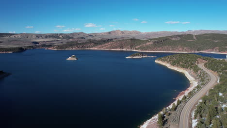 Vista-Aérea-Del-Depósito-De-Agua-De-La-Garganta-En-Llamas-Y-El-área-Recreativa-En-Utah,-Ee.uu.,-Disparo-De-Drones