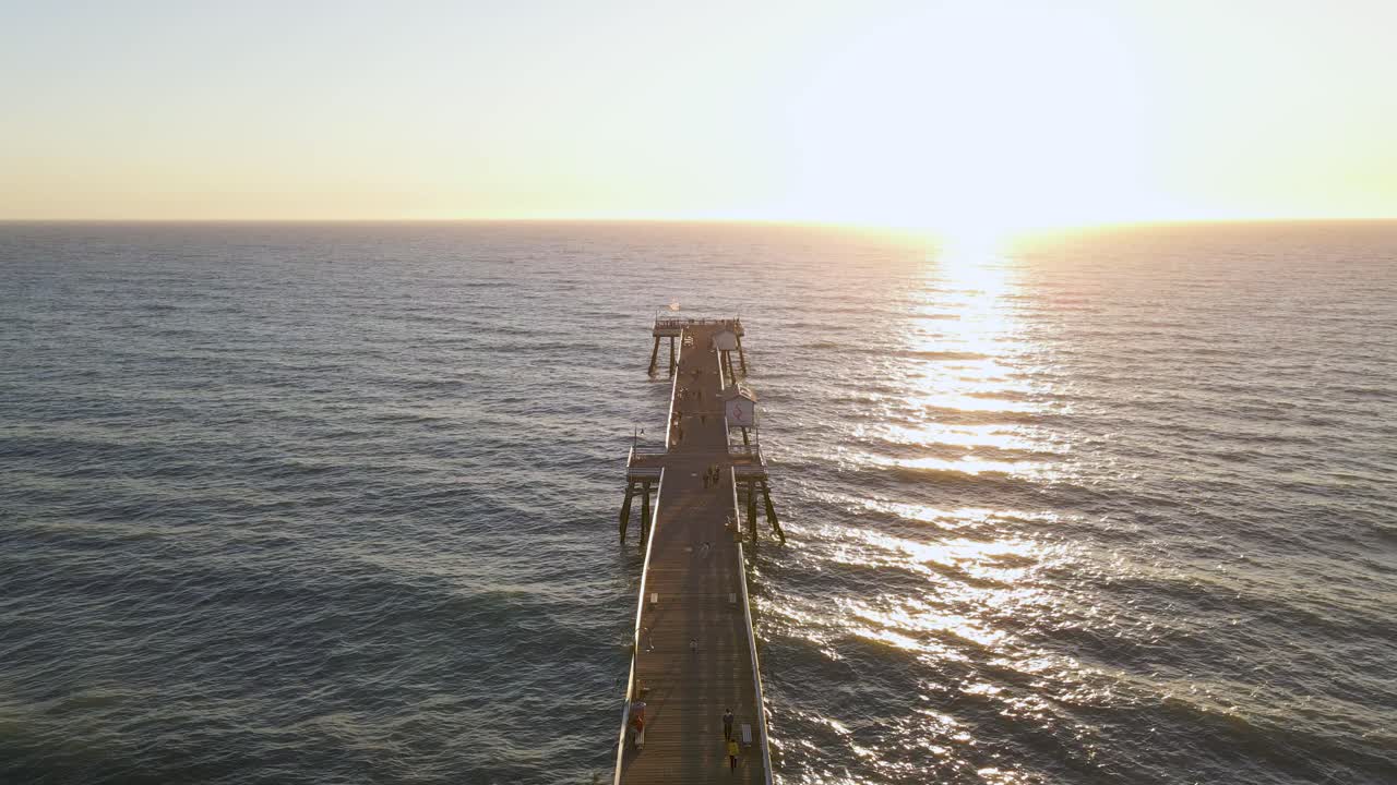 un dron aéreo disparó sobre el muelle de san clemente, california durante la puesta de sol