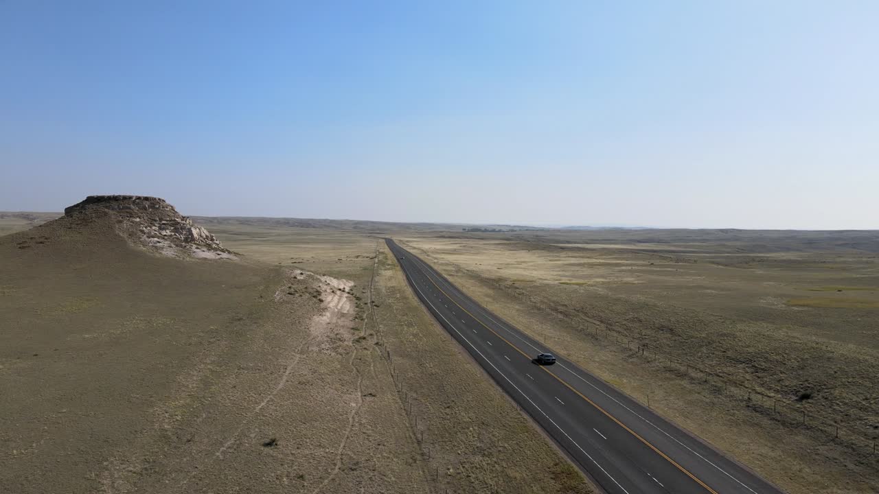 미국 농촌 평야에서 직선 고속도로를 따라 운전하는 자동차 (공중 4k 드론 비디오)