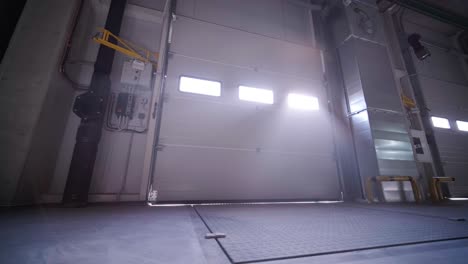 proceso de construcción de un gran almacén moderno con múltiples puertas de garaje para un fácil acceso y transporte de mercancías.