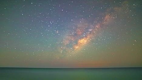 타임  ⁇ 스 (timelapse) 는 바다 지평선을 가로지르면서 부드러운 초록색 별이 가득한 하늘을 드러 ⁇ 니다.