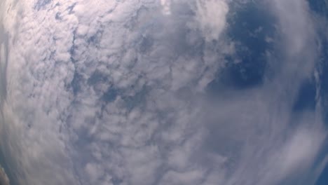 cielo azul y capa de nubes moviéndose en una hermosa tarde soleada