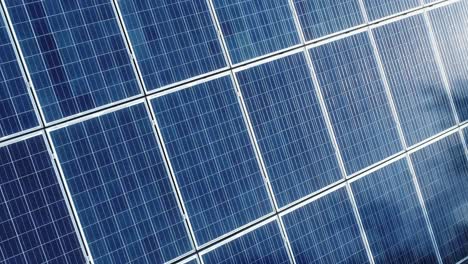 Deslizarse-Sobre-Una-Casa-Nueva-Con-Paneles-Solares-En-El-Techo