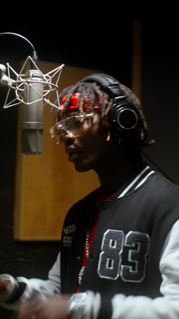 músico grabando en estudio