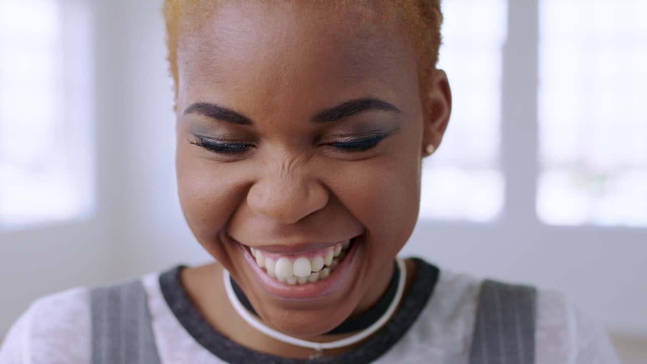 Viso, donna di colore che ride