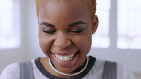 cara, una mujer negra riendo