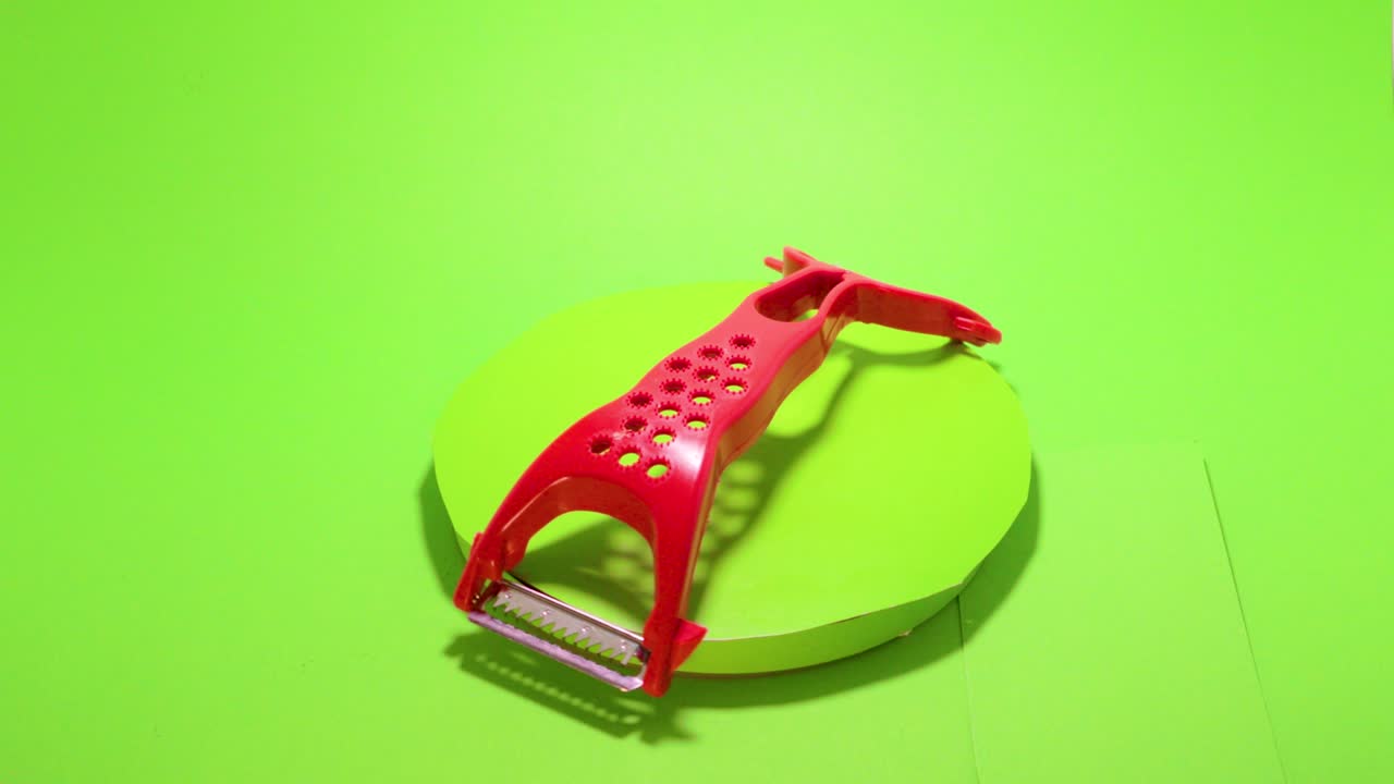 equipamiento de limpieza de herramientas de verduras cuchillo aislado llave de croma