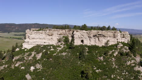 Aerial-views-of-a-grassy-plane-heading-to-a-beautiful-rock-formation-in-Palmer-Lake-Colorado