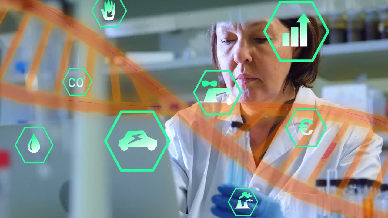 animación de cadena de adn y iconos eco sobre científica caucásica en el laboratorio