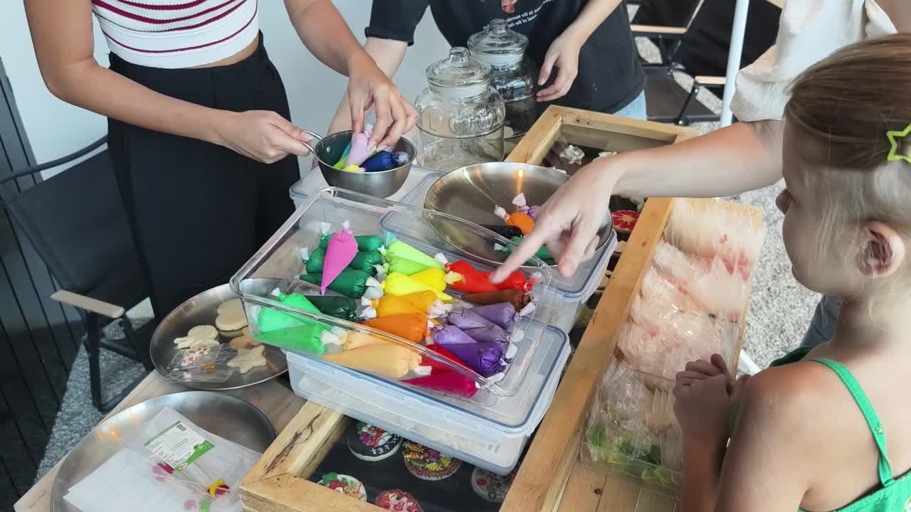 niños decorando galletas en una panadería