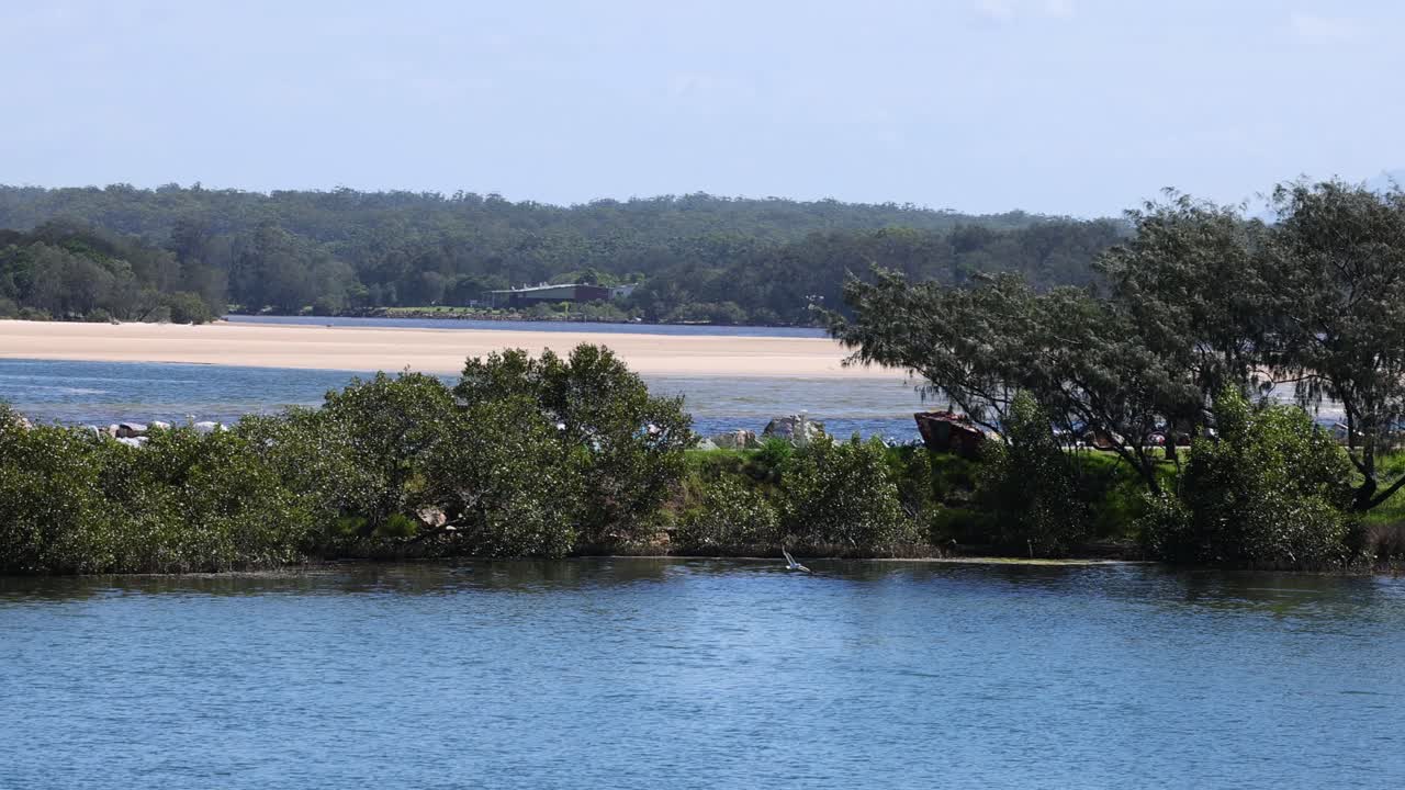 변화 하는 빛 을 가진 호수 의 조용 한 풍경