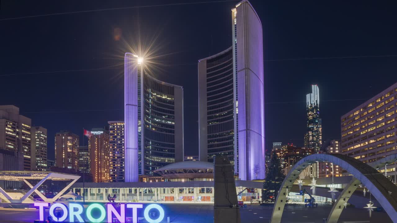 toronto, canadá, hyperlapse: el ayuntamiento por la noche