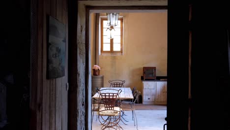 Cámara-Lenta-Rodada-En-Una-Cocina-De-Diseño-Antiguo-Dentro-De-Un-Castillo-Histórico