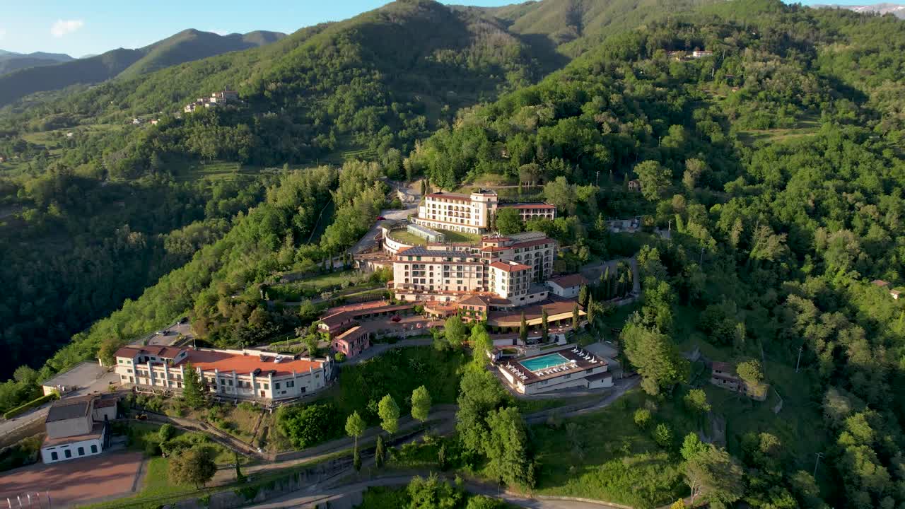 토스카니아의 고급 리조트 호텔, 산에 있는 수영장, 드론
