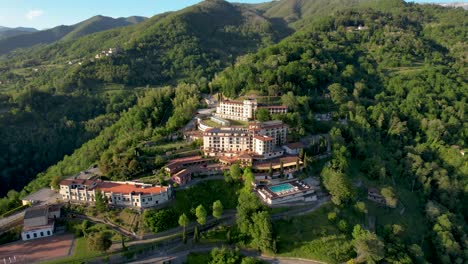 Luxusresorthotel-In-Der-Toskana-Mit-Pool-In-Der-Bergdrohne