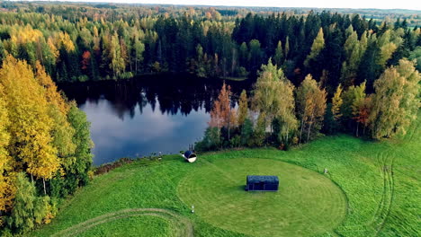 Eine-Kleine-Hütte-Mit-Holzsauna,-Eingebettet-In-Eine-üppige-Waldlandschaft-In-Der-Nähe-Des-Sees