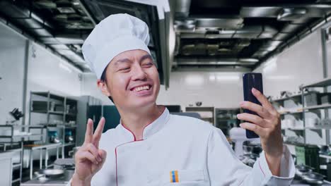 chef tomando una selfie en una cocina comercial