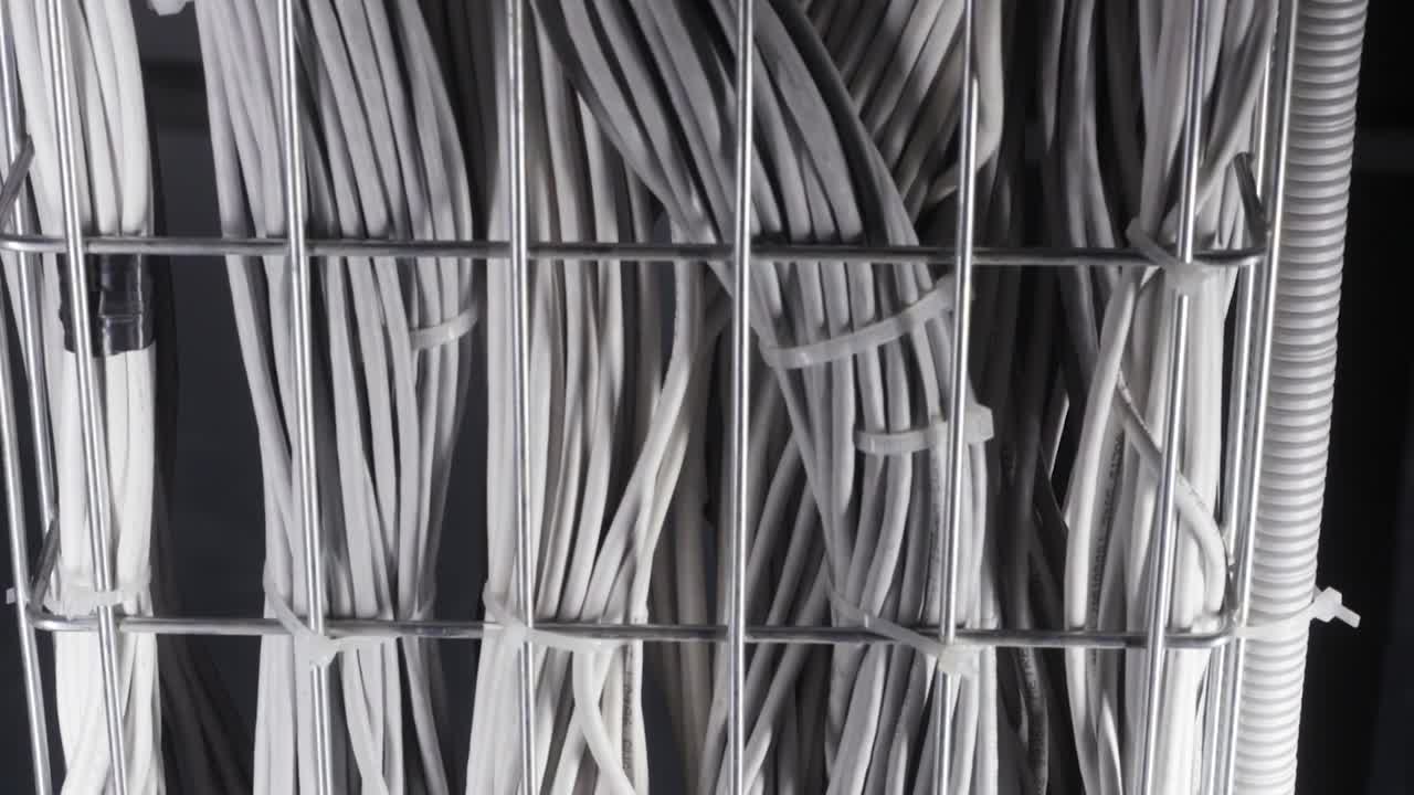 cuadrícula de cables organizada y desordenada