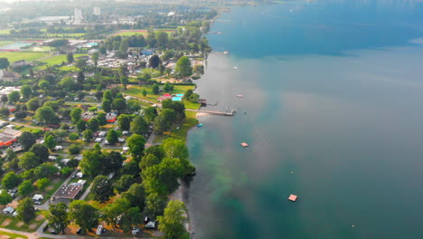 Amplia-Toma-Aérea-De-Un-Campamento-En-La-Orilla-Del-Lago-De-Lago-Maggiore,-Suiza