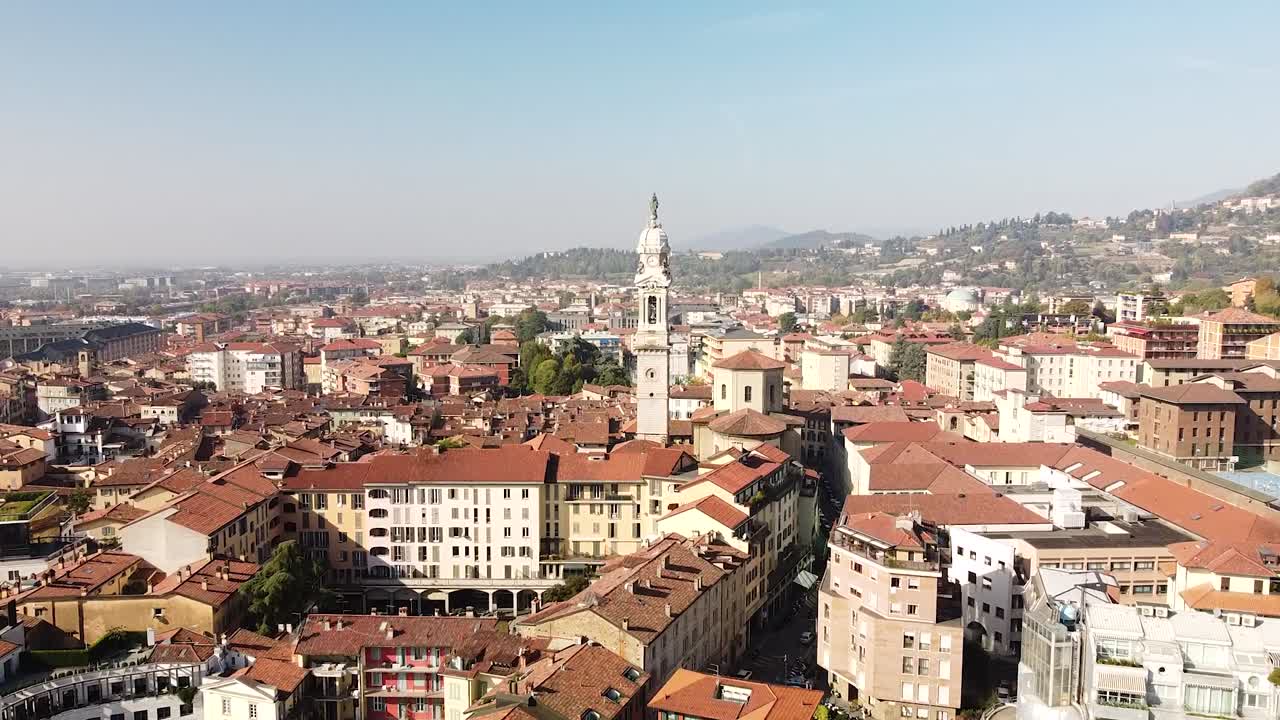 torre de la iglesia blanca del municipio de bergamo en un día soleado, vista aérea