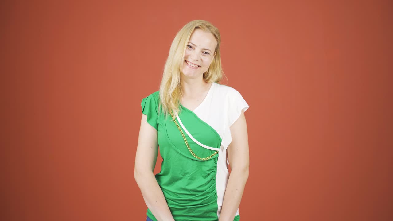 카메라를 위해 귀여운 몸짓을 하는 여자.