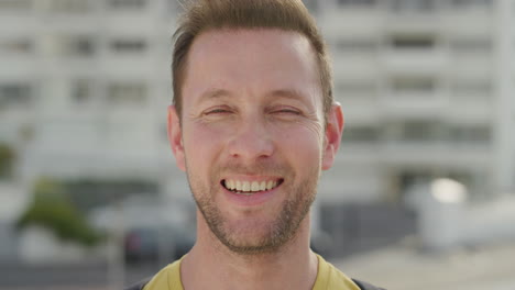 retrato de cerca hombre caucásico atractivo gira la cabeza sonriendo disfrutando de un estilo de vida relajado hombre feliz e independiente disfruta de un cálido día de verano en la ciudad urbana